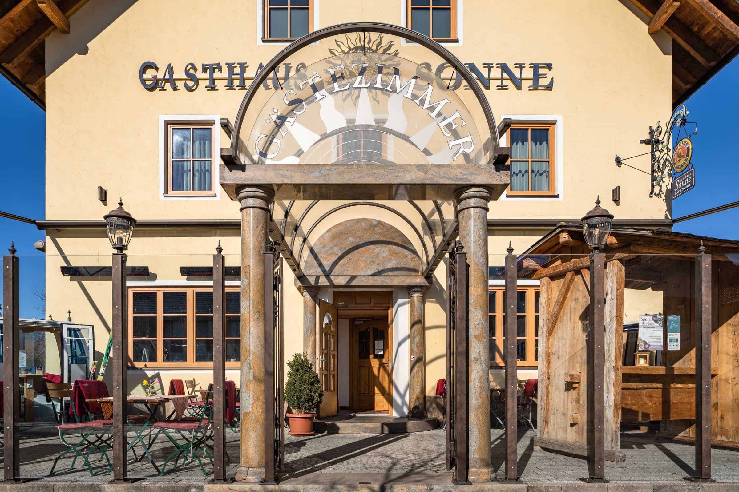 Gasthaus Sonne Peissenberg Eingangsbereich Aussen Sonnenschein